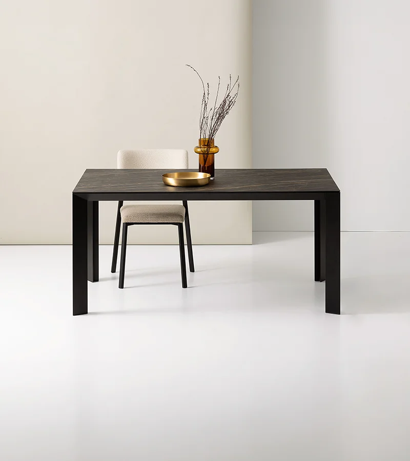 Tavolo minimalista nero con sedia bouclé