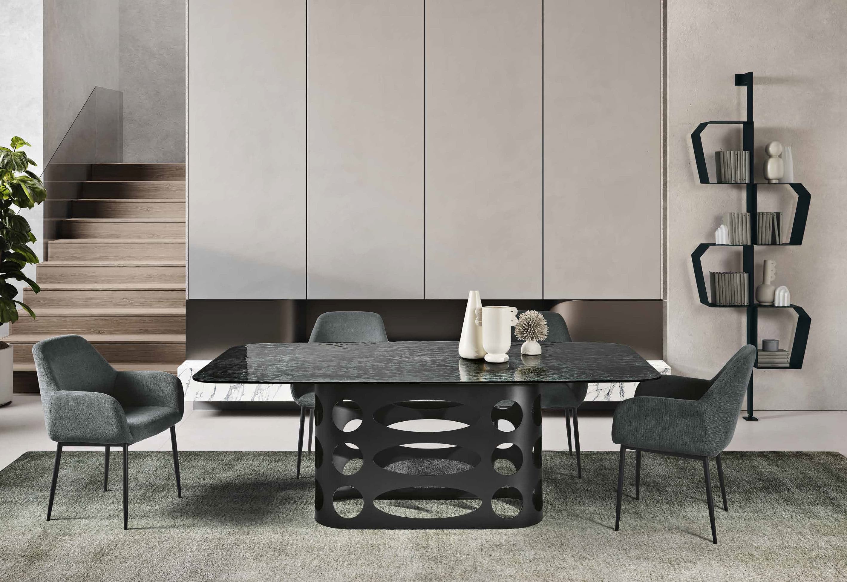 Tavolo con base scultorea e piano in marmo nero