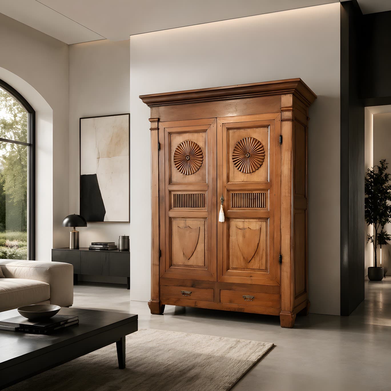 Armadio antico con decorazioni a raggiera in ambiente contemporaneo