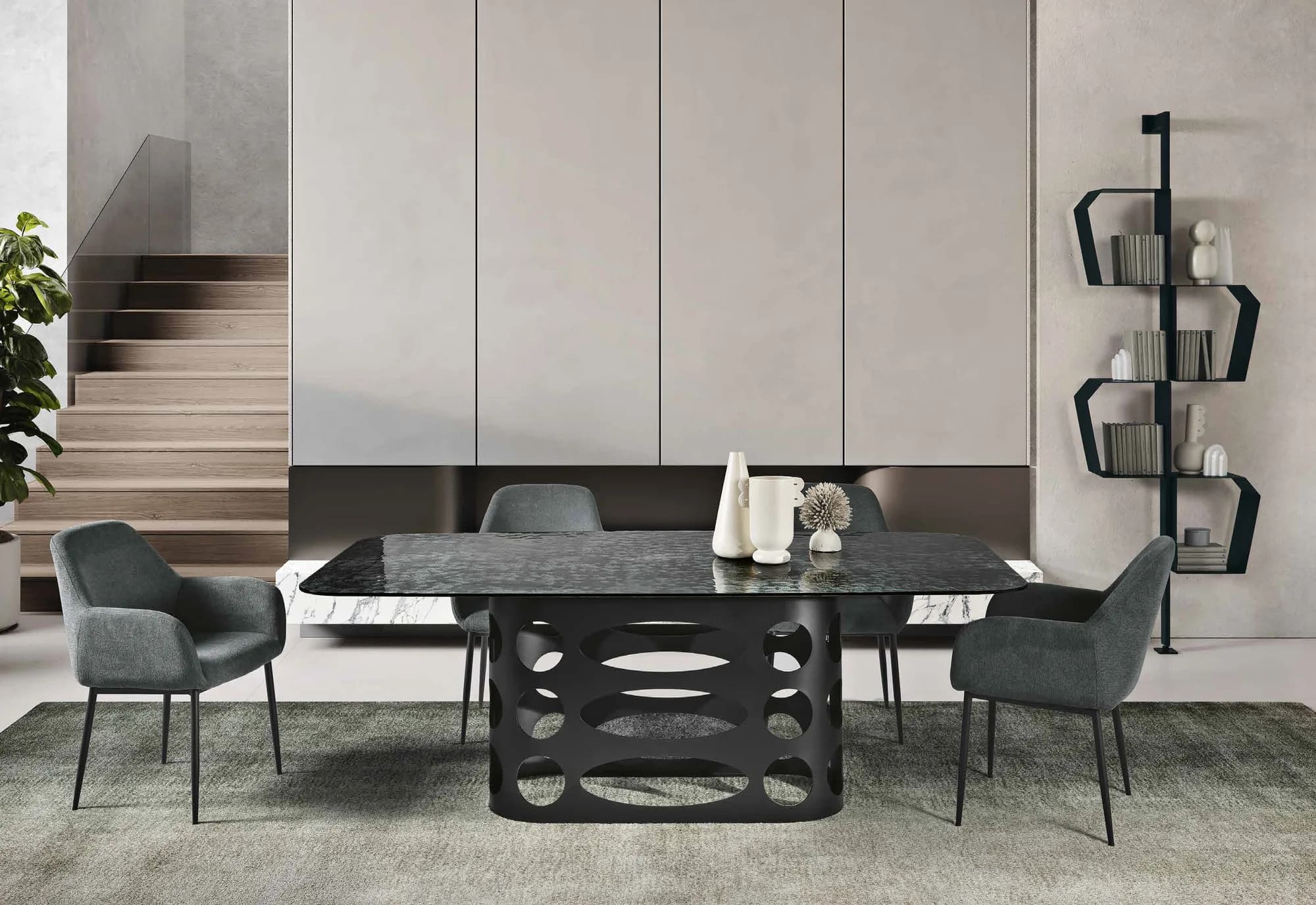 Tavolo con base scultorea e piano in marmo nero