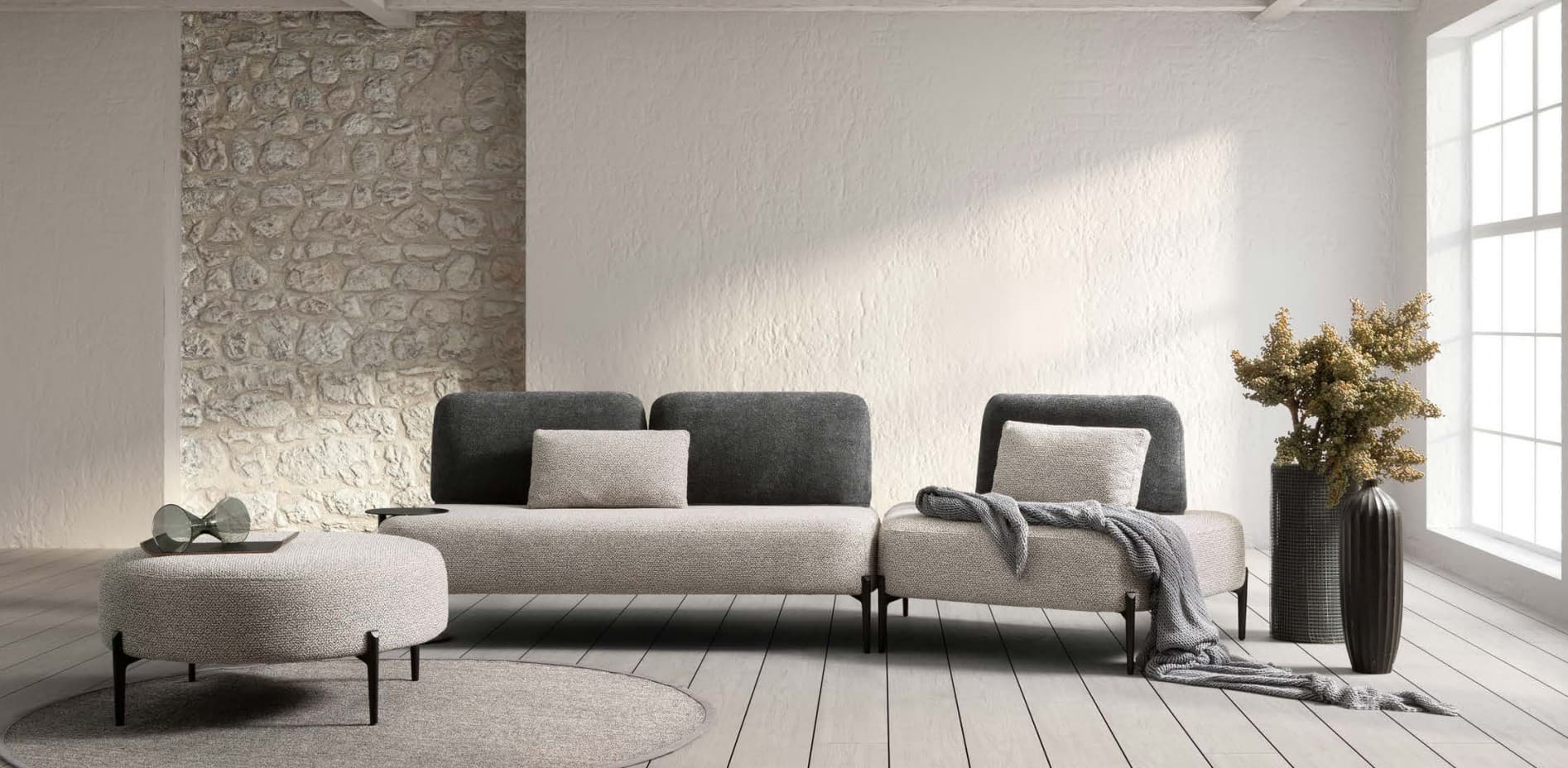 Divano bicolore grigio con pouf rotondo