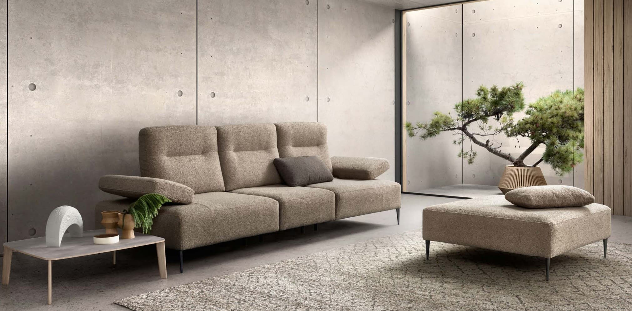 Divano 3 posti grigio con pouf abbinato