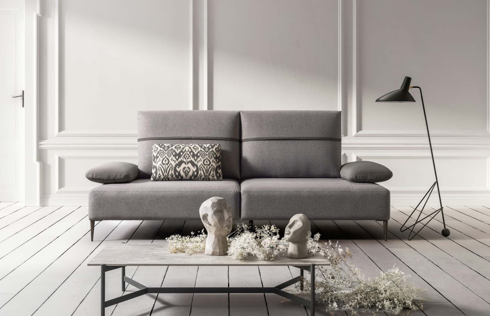 Divano 2 posti grigio in ambiente classico bianco